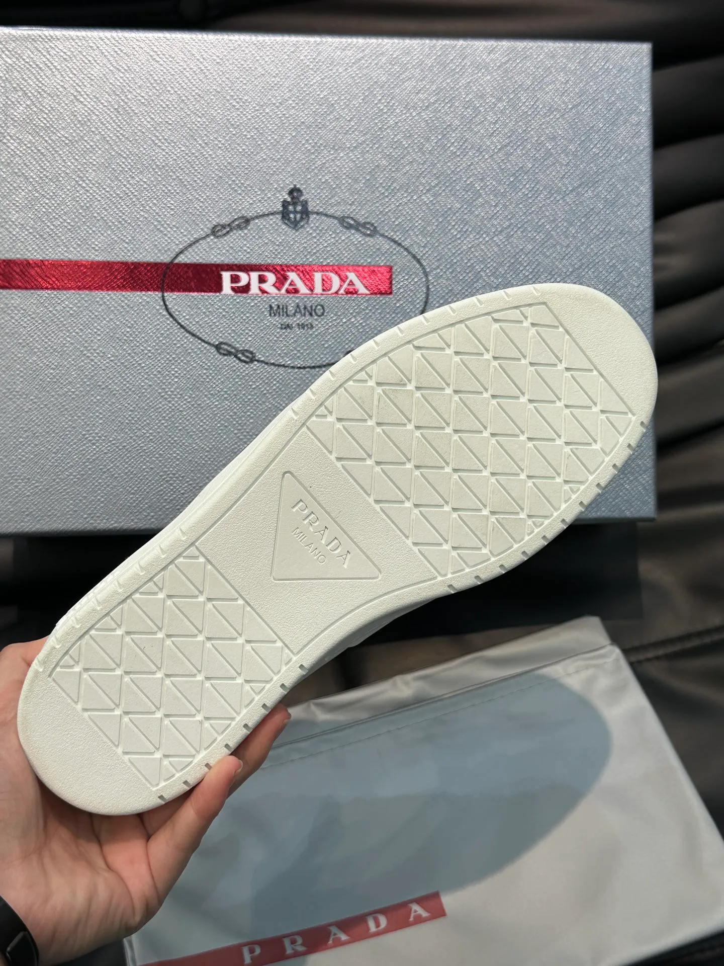 Men's shoes 💰p360 "Men's shoes 💰pRAD*" Prada's new high-end men's casual sports shoes. This leather sports shoe uses calfskin upper. The body of the shoe interprets the Prada letter brand logo from multiple angles. The brand logo is embellished on one side of the upper, all explaining the brand style. Sheepskin lining, lightweight, comfortable and durable! Size: 38-44